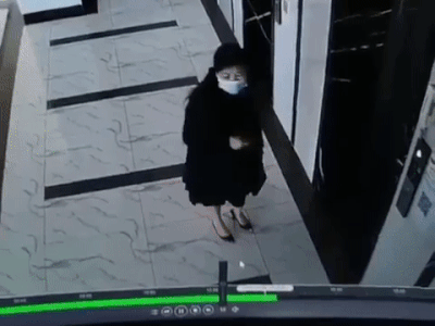 Khoảnh khắc đáng sợ: Người phụ nữ bất ngờ đổ gục sau khi bấm thang máy