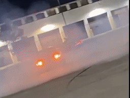 Siêu xe nổ lốp, đuôi xe rách toạc sau màn drift khoe mẽ
