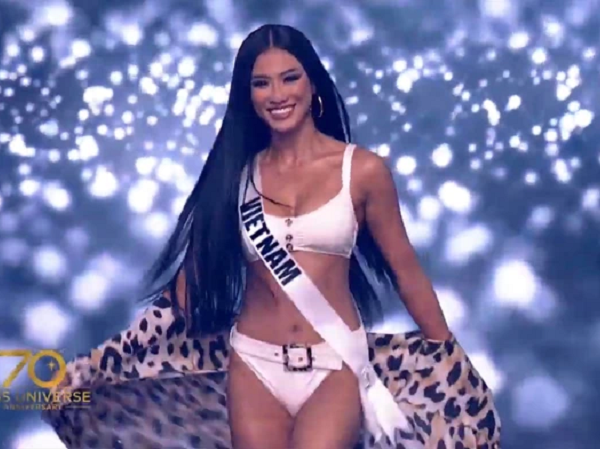 Kim Duyên khoe đường cong bốc lửa, catwalk cực dẻo 'đốt cháy' sân khấu Bán kết Miss Universe 2021