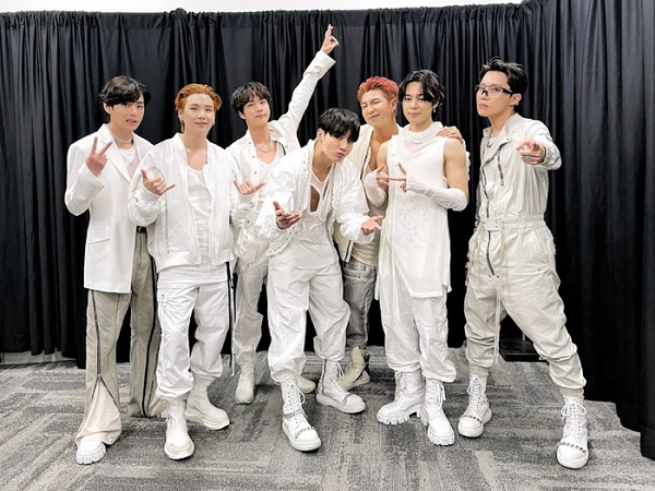 Mặc gây tranh cãi, BTS vẫn thắng đậm MAMA 2021 với gần chục chiếc cúp