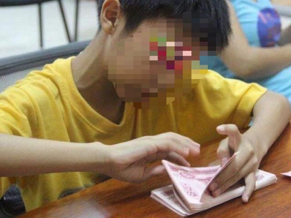 Thiếu niên 17 tuổi ăn cắp hơn 3,6 tỉ đồng của bố để tặng cho bạn gái lớn hơn 10 tuổi