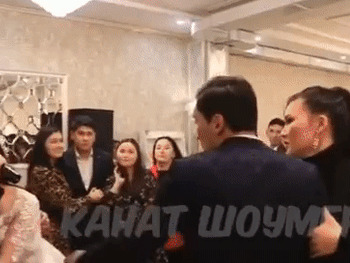 Đoạn clip thu hút hơn 10 triệu view trên TikTok: Cô dâu hôn trai lạ trong đám cưới, chú rể phản ứng cực gắt, kéo cô dâu ngã dúi dụi xuống đất