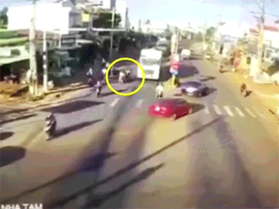 Clip: Mẹ chở ba con bị cuốn vào gầm xe tải, một người tử vong