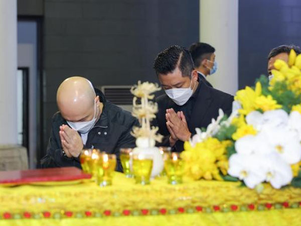 Đám tang nhạc sĩ Phú Quang: Dàn nghệ sĩ thất thần, mắt đỏ hoe nhìn cố nhạc sĩ lần cuối