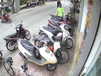 Màn trộm xe hồn nhiên của thanh niên trước bàn dân thiên hạ khiến hai nhân viên đứng hình