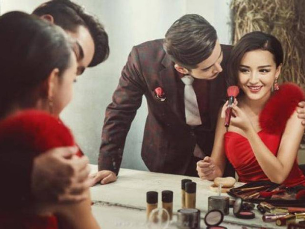 Giám đốc cay đắng bắt gặp vợ 'công tác' cùng trai đẹp trong... khách sạn