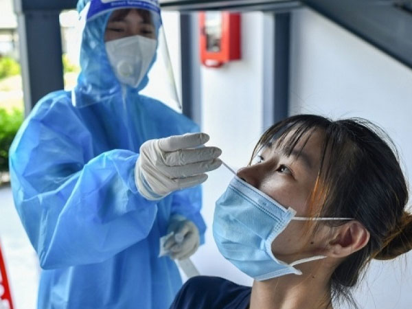 Công nhân 'choáng váng' vì bị trừ lương 4,5 triệu tiền phí xét nghiệm Covid-19: Muốn test ngoài cho rẻ mà không được