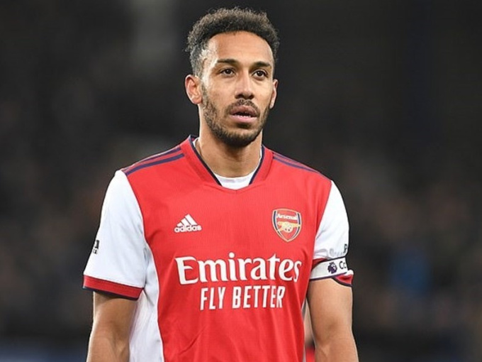 Arsenal tước băng thủ quân của Aubameyang