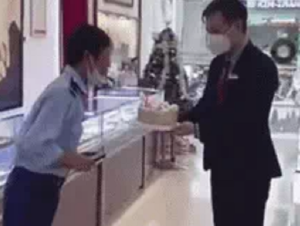 Nhân viên cửa hàng tổ chức sinh nhật bất ngờ cho chú bảo vệ khiến dân mạng xúc động