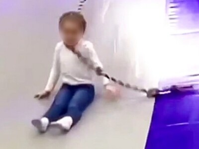 Bé gái đang chơi cầu trượt vô tình bị siết cổ vì thứ không ai ngờ tới bất ngờ xuất hiện