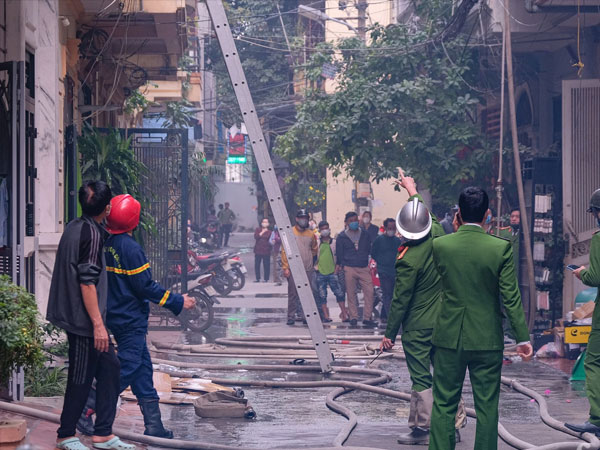 Cháy nhà 5 tầng trong ngõ sâu ở Thanh Xuân, hàng chục chiến sĩ cứu hỏa được huy động dập lửa
