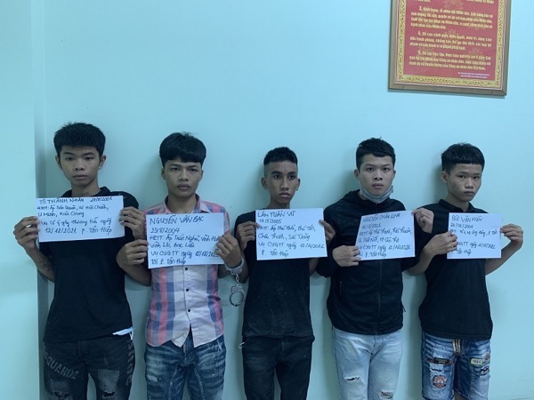 Nhóm thanh thiếu niên chém bừa người đi đường vì không tìm được kẻ đánh mình