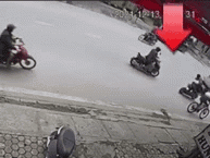 Ô tô tông liên hoàn, 1 người đàn ông bị hất văng lên không trung, xe máy nằm la liệt giữa phố