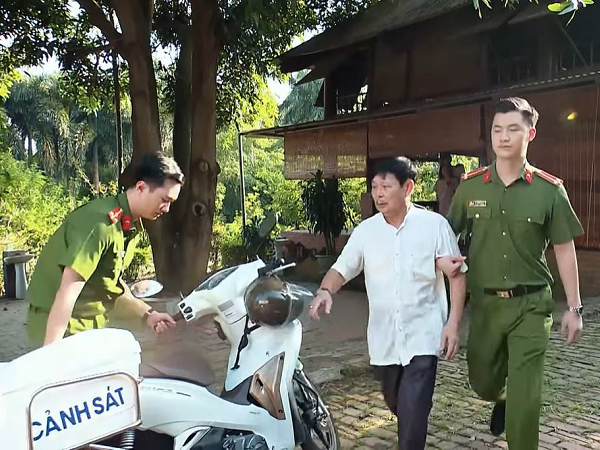 Phố Trong Làng tập 25: Ông Trung sốc khi bị áp giải lên công an huyện, Hoài 'cạn lời' khi được ghép đôi với Hiếu