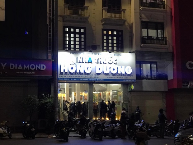 'Cháy' kit test COVID-19 do người dân đổ xô đi mua trong đêm