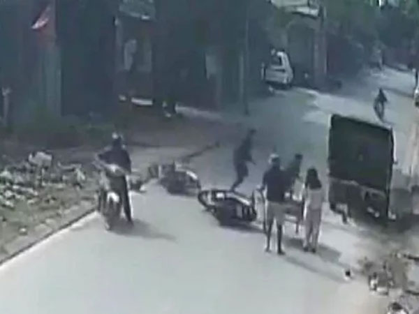 Hai tên trộm bỏ lại xe SH, táo tợn rút dao chém công an trọng thương