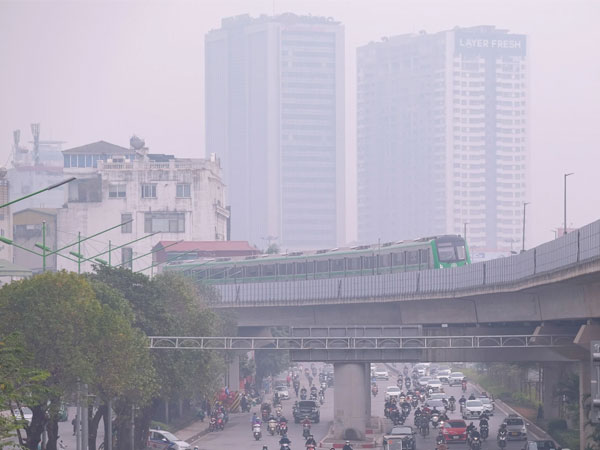 Bầu trời Hà Nội lại mù mịt, ô nhiễm bụi mịn như sương ở mức cao ôm gọn tòa nhà cao tầng