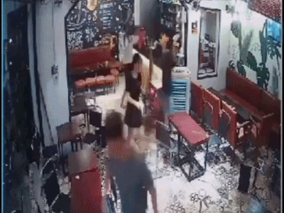 Clip hàng chục thanh niên lao vào quán cà phê chém loạn xạ, khách không chạy kịp chịu vạ oan