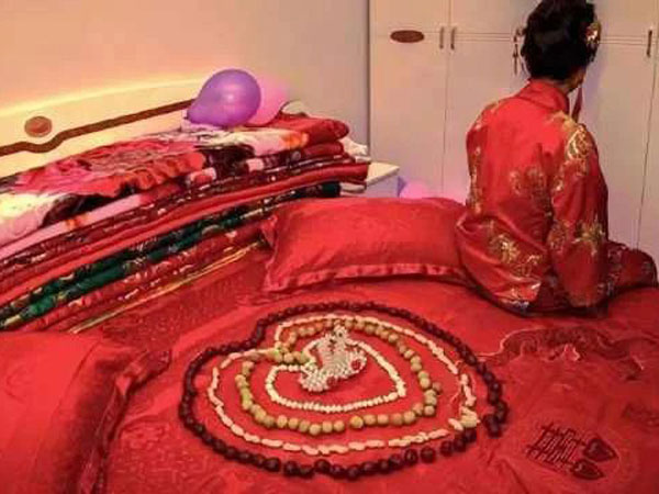 Cưới xin đoàng hoàng rồi mà chồng vẫn nhăn nhó không muốn 'ân ái', vợ mếu máo mách mẹ chồng mới nhận được đáp án gây sốc: 'Thế này là lừa hôn rồi còn gì!'