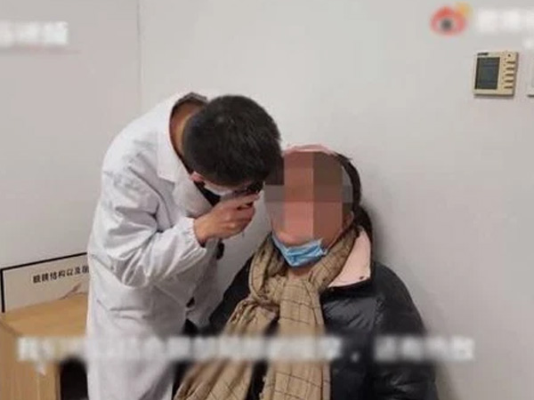 Cô gái 27 tuổi đột nhiên bị mù mắt, 'thủ phạm' chính là thói quen dùng điện thoại của nhiều người trẻ
