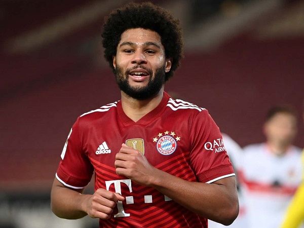 Gnabry hủy diệt Stuttgart, Bayern bỏ xa Dortmund
