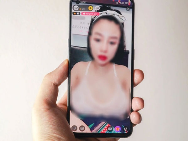 Tổ chức livestream cho các cô gái buông thả khoe 'vùng nhạy cảm' để thu tiền, 9X lãnh án tù