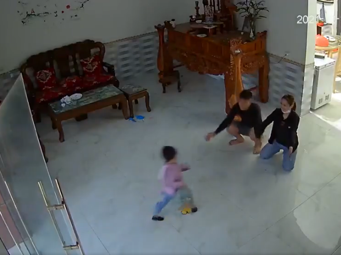 Đón con trai và con gái đi học về, bà mẹ gây tranh cãi khi tỏ ra đon đả với bé trai, dửng dưng với bé gái