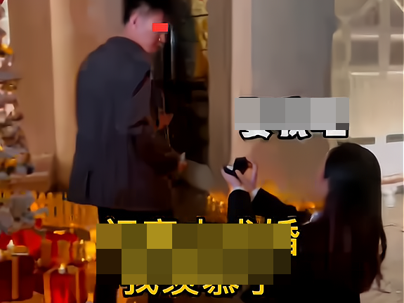Clip: Bị bạn trai 8 năm 'phũ phàng' từ chối lời cầu hôn, cô gái nhảy lên siết cổ nam chính giữa chốn đông người
