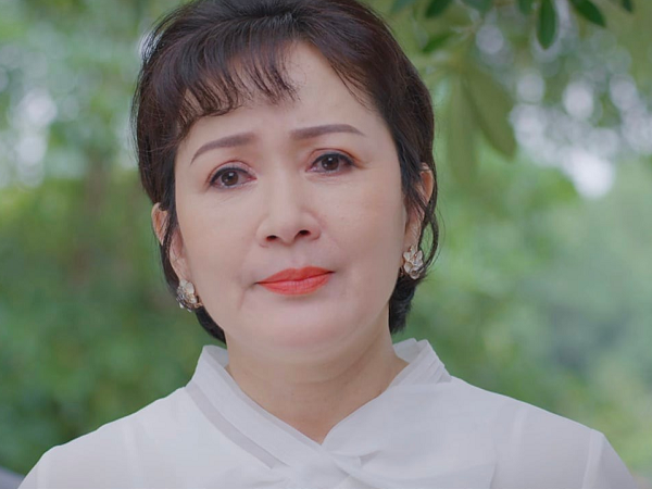 Thương ngày nắng về: Mẹ ruột tưởng Vân Trang đã qua đời, cảnh khóc nghẹn trước mộ con gái hứa hẹn khiến khán giả cạn nước mắt