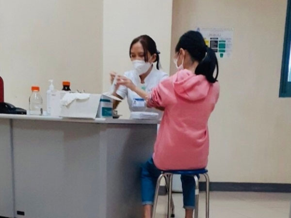 Phụ huynh phản ánh con gái bị tiêm cùng lúc 2 mũi vaccine Covid-19