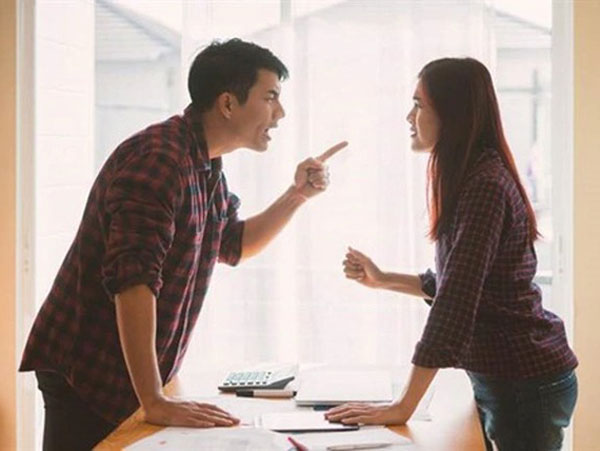 Tiếc rẻ 20k không cho vợ đi gội đầu ngoài hàng, người chồng bị dân tình 'hỏi xoáy': Vậy nhà có kéo sao không tự cắt đi?