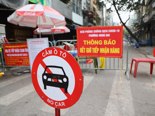 Cận cảnh chăm sóc ca mắc Covid-19 là trẻ em được điều trị tại nhà ở điểm nóng Hàng Thiếc