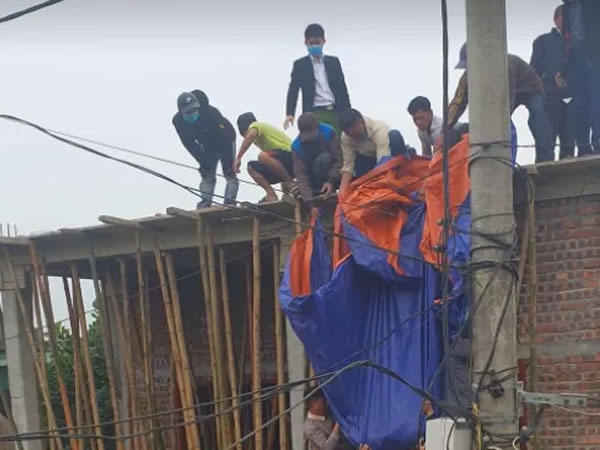 Bị phóng điện, 2 người đàn ông đan thép đổ bêtông thương vong