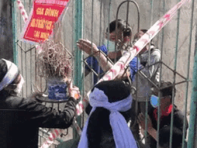 Xót xa khoảnh khắc cả nhà con trai òa khóc, vái lạy tiễn biệt mẹ già lần cuối qua khe cửa vì đang phải cách ly không thể đến chịu tang
