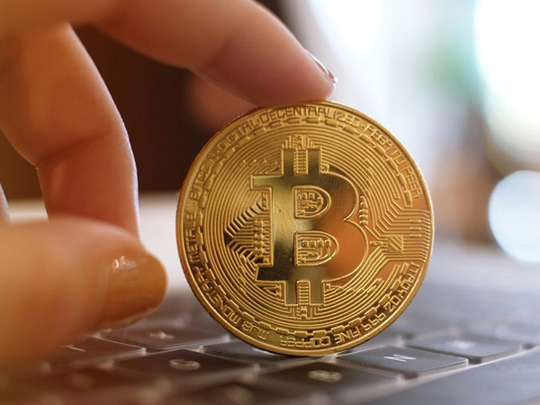 Đang đà đi lên, Bitcoin bất ngờ gãy đổ trong đêm
