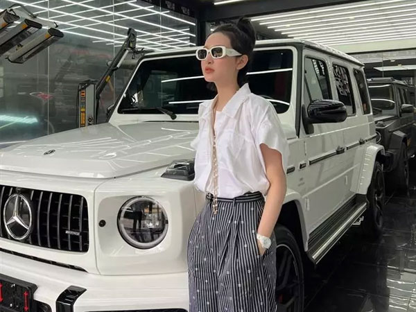 Tậu xế hộp 11 tỷ y hệt Tuấn Hưng và Sơn Tùng M-TP, Hiền Hồ sở hữu tài sản khủng cỡ nào ở tuổi 24?