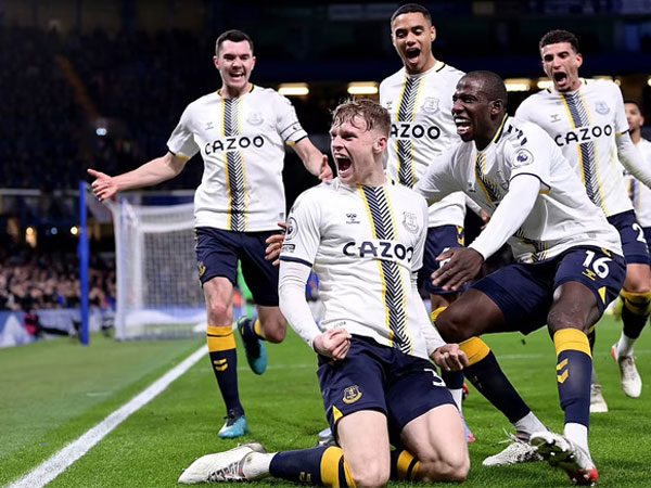 Hòa bạc nhược trên sân nhà, Chelsea bị bỏ lại ở cuộc đua vô địch