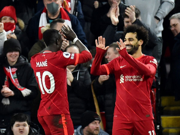 Hạ Newcastle, Liverpool bám sát Man City