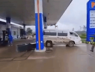 Video: Pha truy đuổi căng đét giữa công an và tài xế ô tô 16 chỗ lùi đổ trụ bơm xăng
