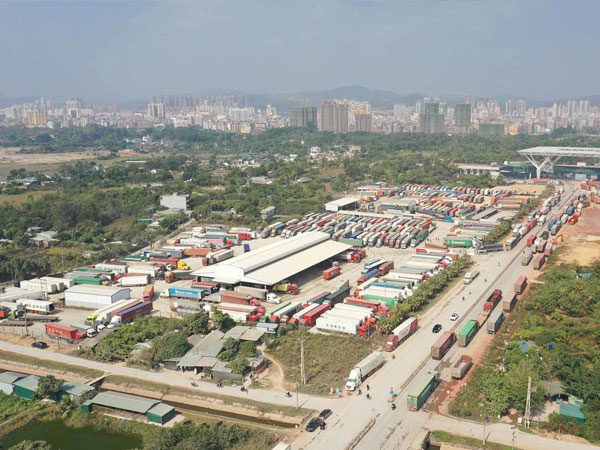 Nghìn xe container tắc ở cửa khẩu: Vạ vật vệ đường chờ thông hàng