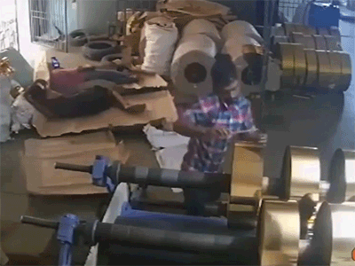 Thói quen vừa nghe điện thoại vừa làm việc, người đàn ông trả giá đắt khiến đồng nghiệp kinh hoàng