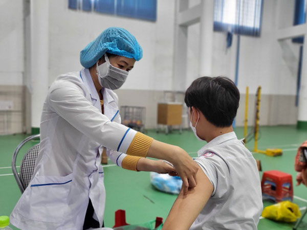 Nam sinh lớp 11 được tiêm liên tiếp hai mũi vaccine phòng COVID-19 trong 10 phút
