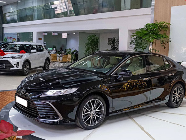 Toyota Camry 2022 cập bến thị trường Việt Nam: 4 phiên bản giá từ 1,050 tỷ đồng, thêm bản hybrid
