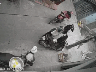 Clip: Thanh niên chạy xe 77 - 49 vòng rồi giật phăng túi xách khiến người phụ nữ ngã văng xuống đường