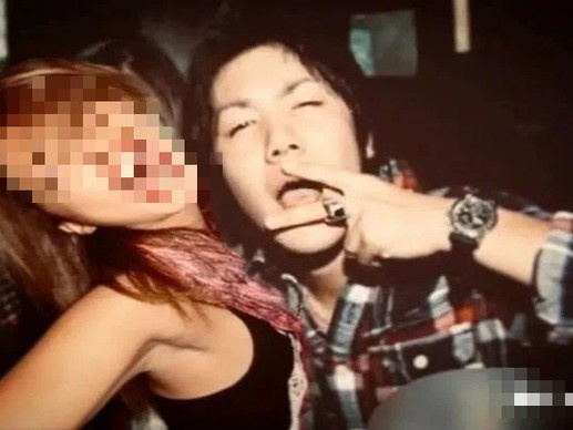 Chồng cựu Công chúa Nhật bị 'đào mộ' loạt ảnh ăn chơi trong quá khứ, chàng rể hoàng gia càng thêm mất điểm trầm trọng