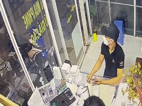 Clip: Thanh niên 'đập hộp' rồi ôm Iphone 13 tẩu thoát, kéo lê chủ tiệm trên đường