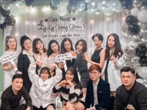 Chồng ngoại tình, gái xinh mở tiệc mừng ly hôn hoành tráng, 'quẩy' tưng bừng cùng hội chị em