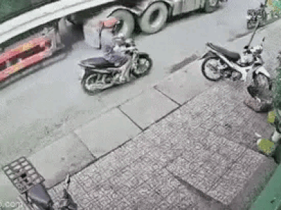 Camera ghi lại khoảnh khắc người phụ nữ ngã vật ra đường đúng lúc xe tải đi qua, cảnh tượng sau đó khiến nhiều người 'đứng tim'