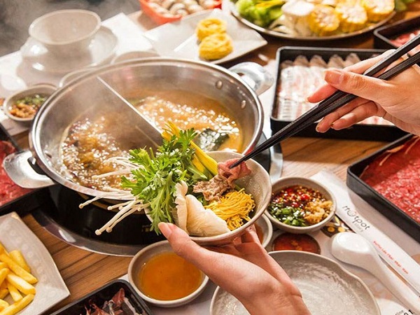 Khách đứng hình khi thấy tấm biển trên bàn nhậu, nhiều người quay xe bỏ về luôn!