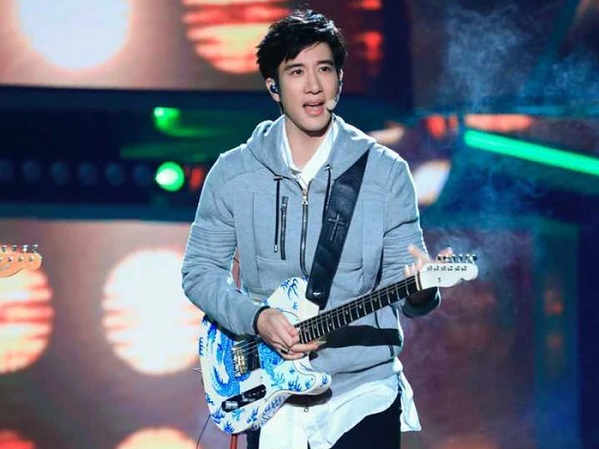 Vương Lực Hoành chiêu trò thao túng truyền thông, được đại gia bao nuôi còn đổ lỗi lên đầu mẹ ruột và vợ?